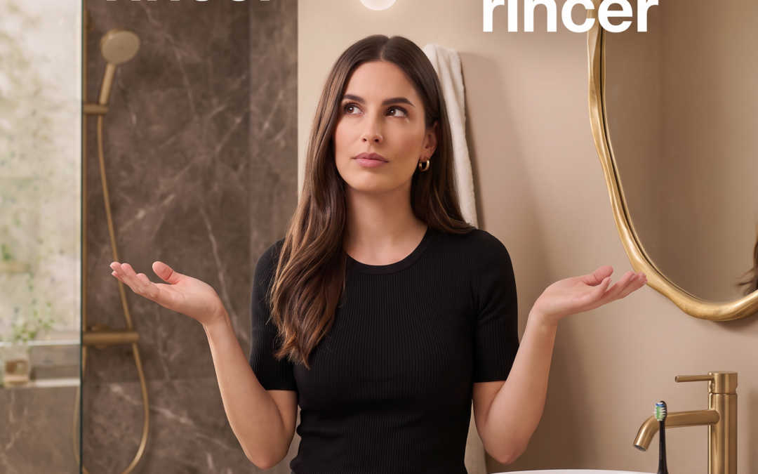 Jeune femme hésitant à rincer ou non après le brossage — Cabinet Sainte-Victoire, Aix-en-Provence